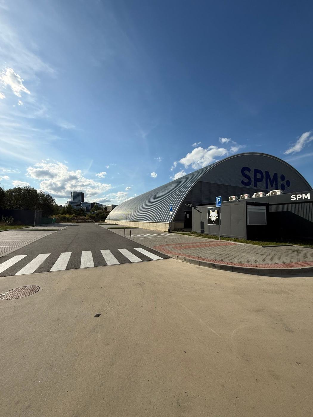 Exteriér haly SPM Arény s hlavním vstupem